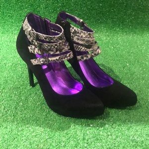 Woman’s Guess gwettis shoe  with faux snakeskin straps…shoe size 8.5 brand new…